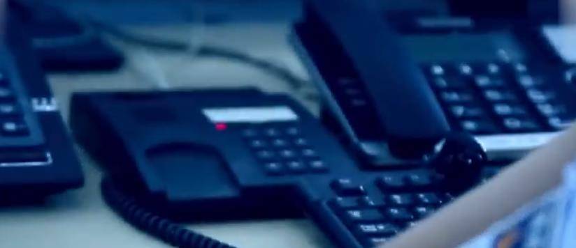 19年男子意外去世,弟弟哭着为他办葬礼,不料警方给弟弟带上手铐