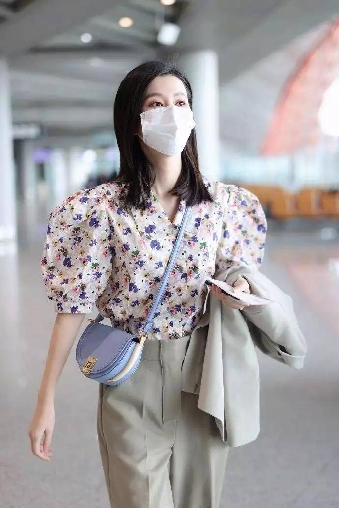 乔欣的千金气质绝了!穿大妈花衬衫 阔腿裤走机场,高级又洋气