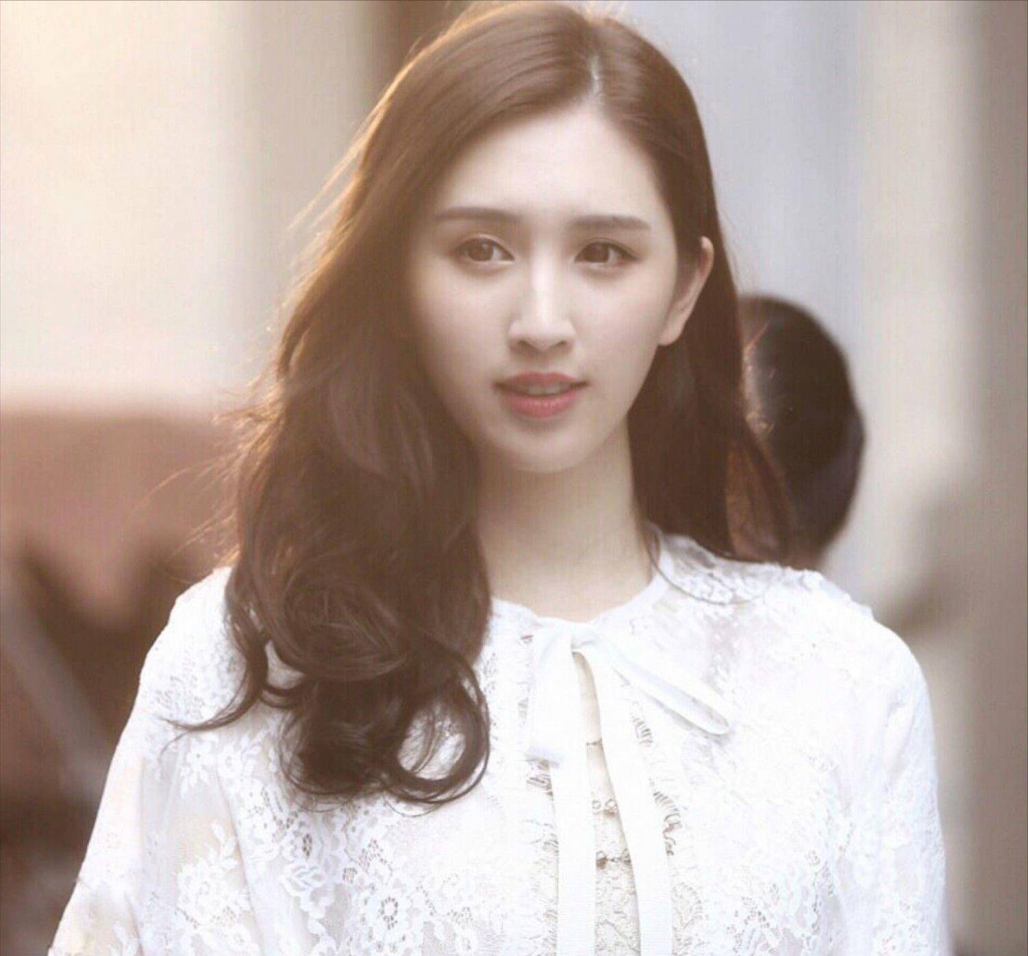 替父还债,与81岁富商恋爱,清债后火速分手,哪个富家千金有她惨