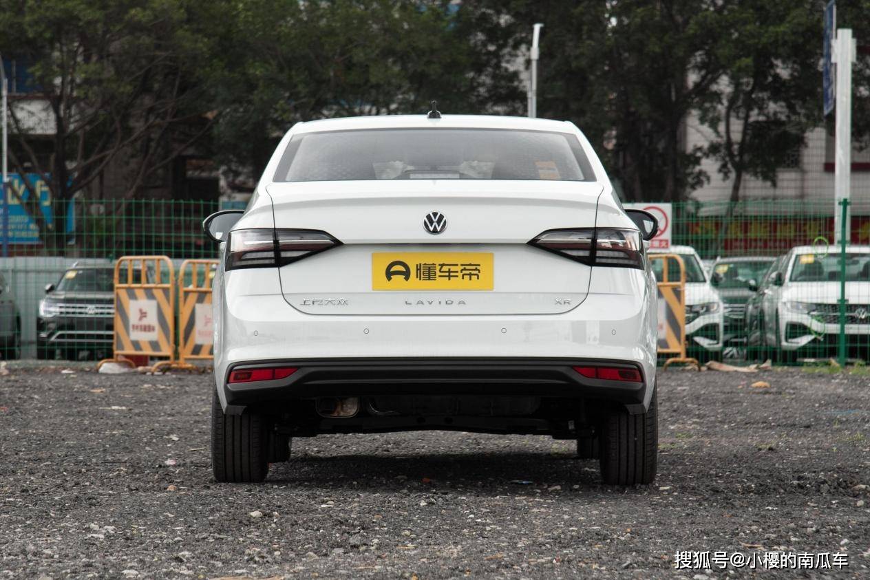 最新更新的两款朗逸尺寸一致,车长4561mm,宽度1740mm,高度1494mm,轴距