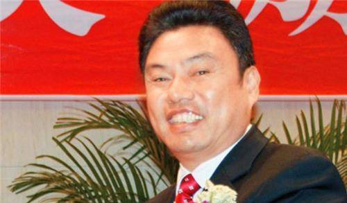 江南皮革厂倒闭?当年带漂亮小姨子逃跑的黄鹤,如今他过得怎样了