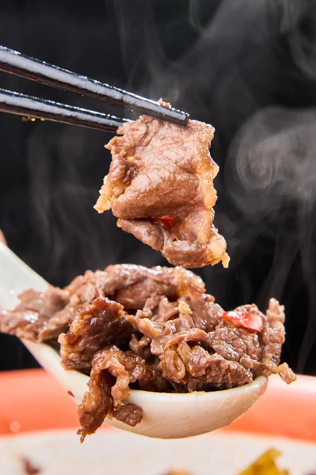 紧致的肉质间充满着辣椒的浓香,以劲爆的辣度加以附和,刺激着味蕾