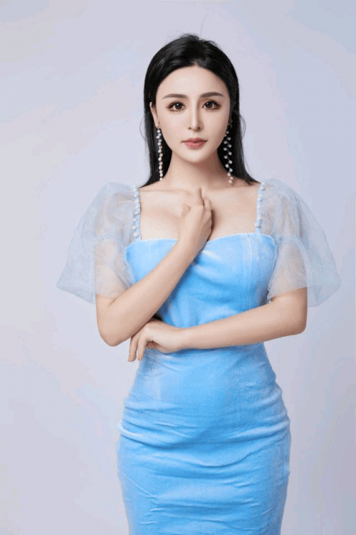 付玲云她22岁出道,经历过网红到歌手演员至走红娱乐圈,登上各大媒体热
