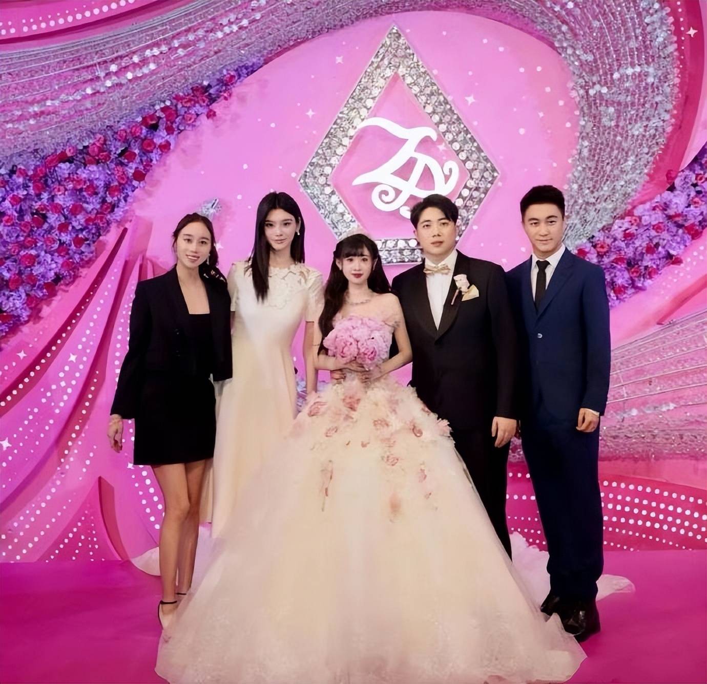 特步千金与七匹狼公子大婚,奚梦瑶现身祝福,身穿白裙抢尽风头