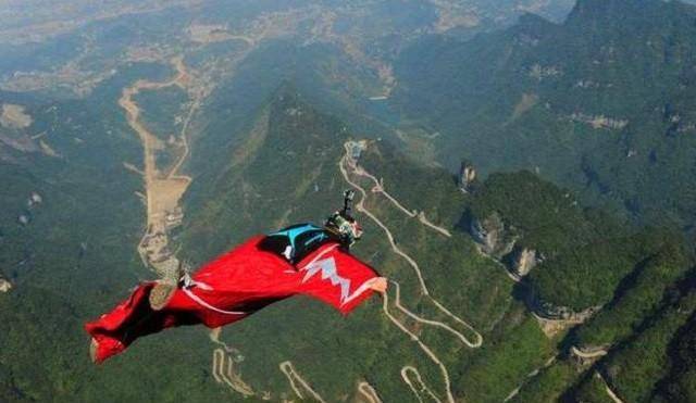 2020年,大四女生刘安在天门山翼装飞行时遇难,极限运动值得吗?