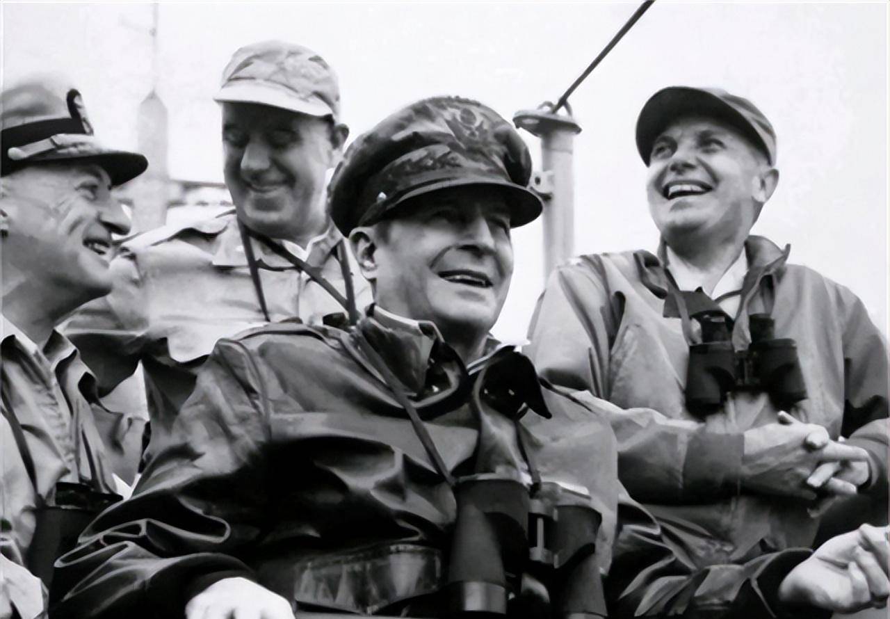 为了在圣诞节前吹响胜利的号角,以美国为首的"联合国军"在麦克阿瑟的