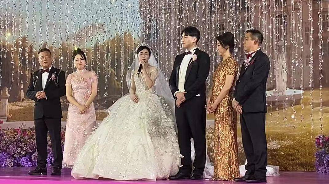 特步千金七匹狼公子举办世纪婚礼,婚礼现场奢华,何猷君到场庆贺