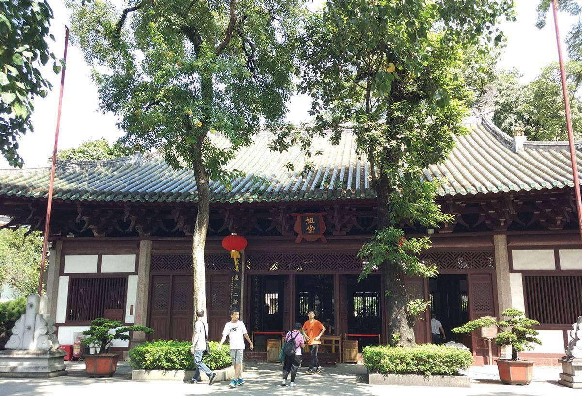 祖堂,供奉六祖大师等身铜像,宋真宗大中祥符年间由檀越郭重华捐建,匾