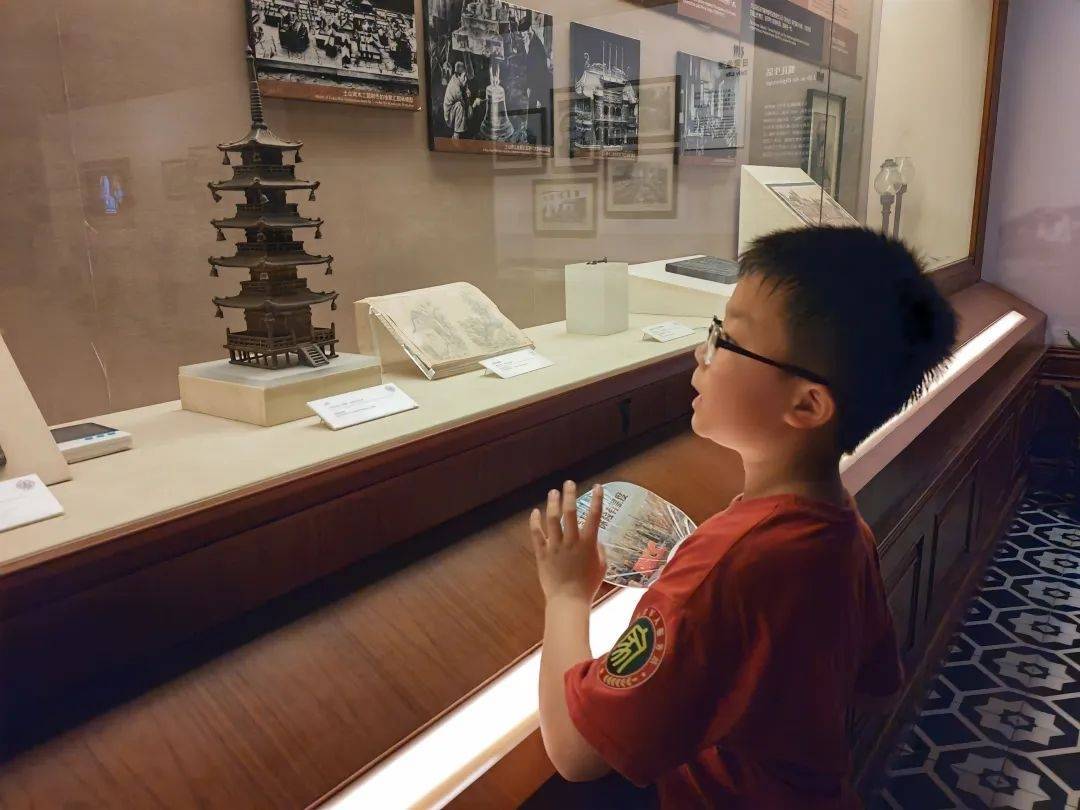 别样citywalk促梧桐树下的孩子们快乐成长