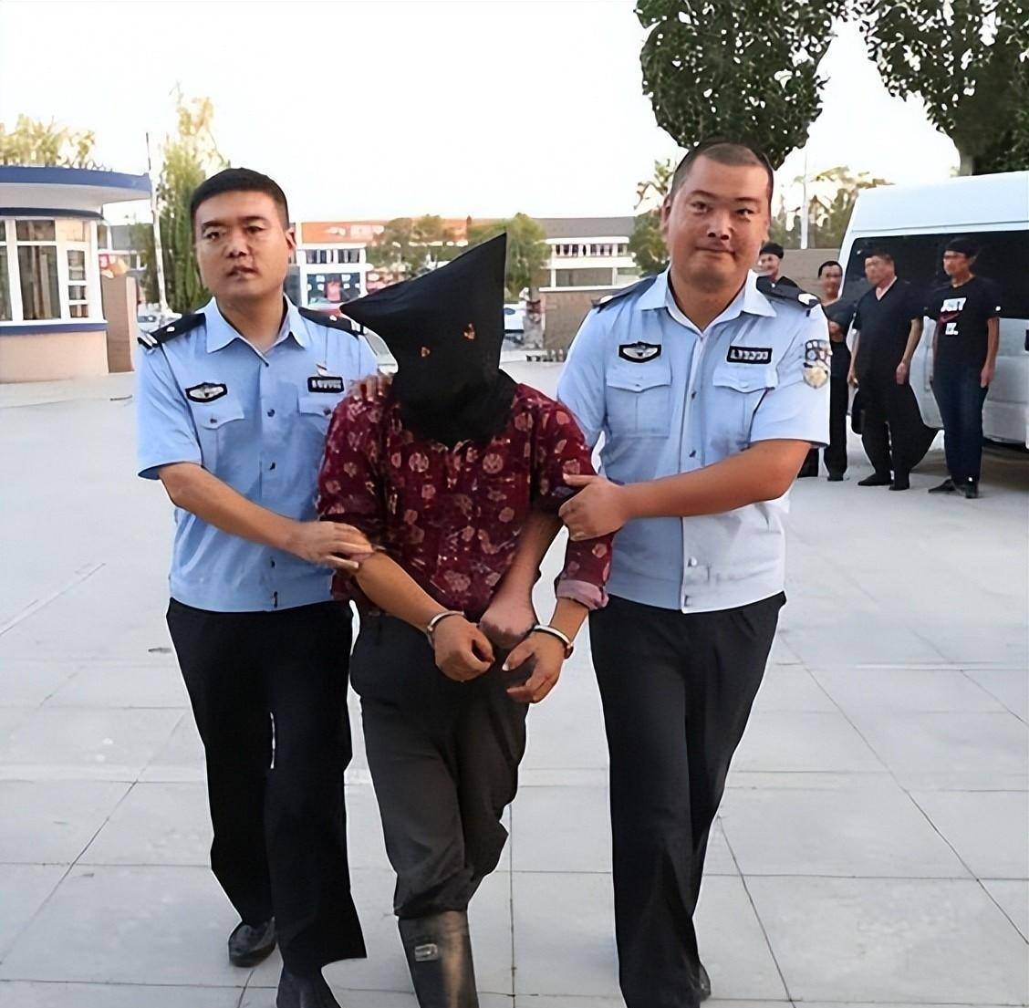 19年男子意外去世,弟弟哭着为他办葬礼,不料警方给弟弟带上手铐