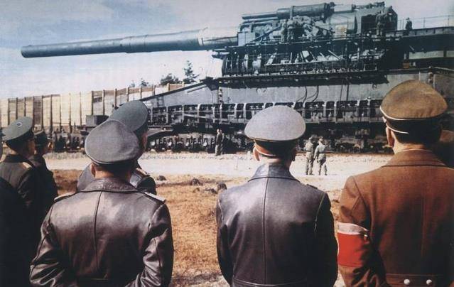 长四十二米,近四千人围着它转,一颗炮弹重七吨_多拉大炮_德国_德军