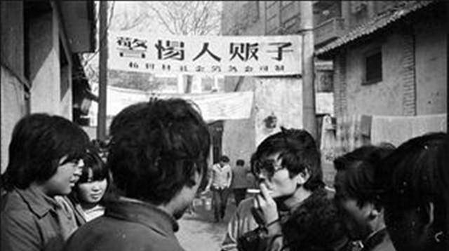 人贩子为躲避抓捕,男扮女装两次嫁人,却因生不出孩子暴露身份