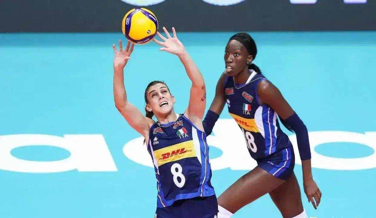 女排世联赛澳门站:一决雌雄,中国女排苦战意大利