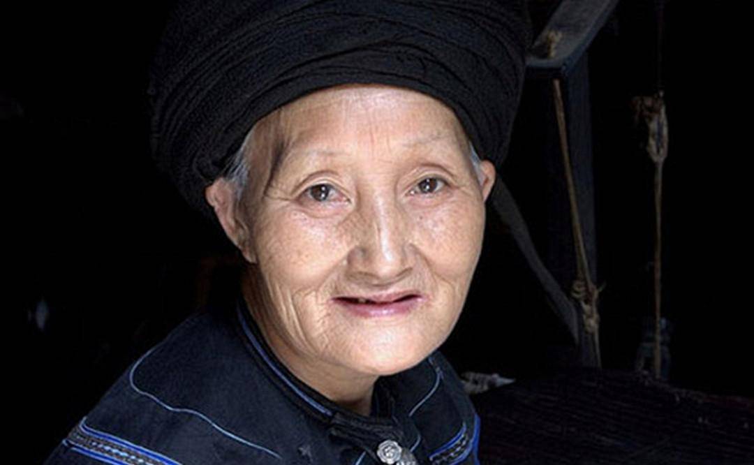 与其他压寨夫人被强迫的不同,杨炳莲是自愿嫁给土匪张平的,"嫁给张平