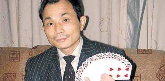 亚洲赌王一夜狂赚550万,却流落街头卖唱,多年后在出租屋中去世