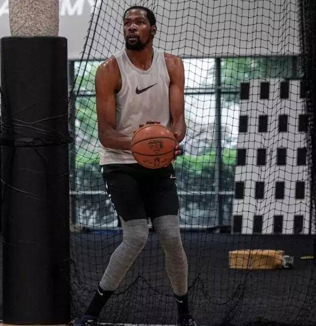 杜兰特现身夜店引轰动,无视周边辣妹练投篮,36岁了还单身无娃