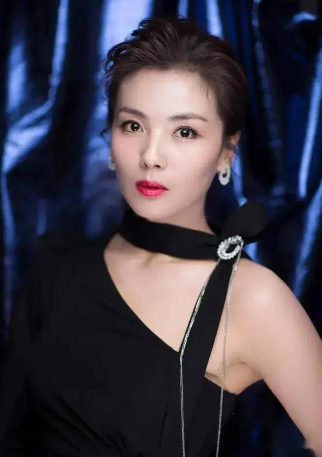 美艳不可挡刘涛,45岁依旧迷人,写真中的极品尤物,美得令人屏息!