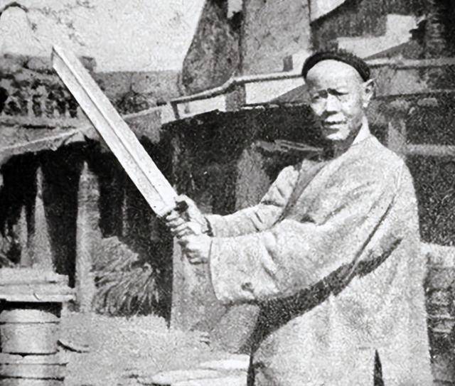 清朝最后一位刽子手邓海山,一生砍掉300多个脑袋,晚年终遭报应