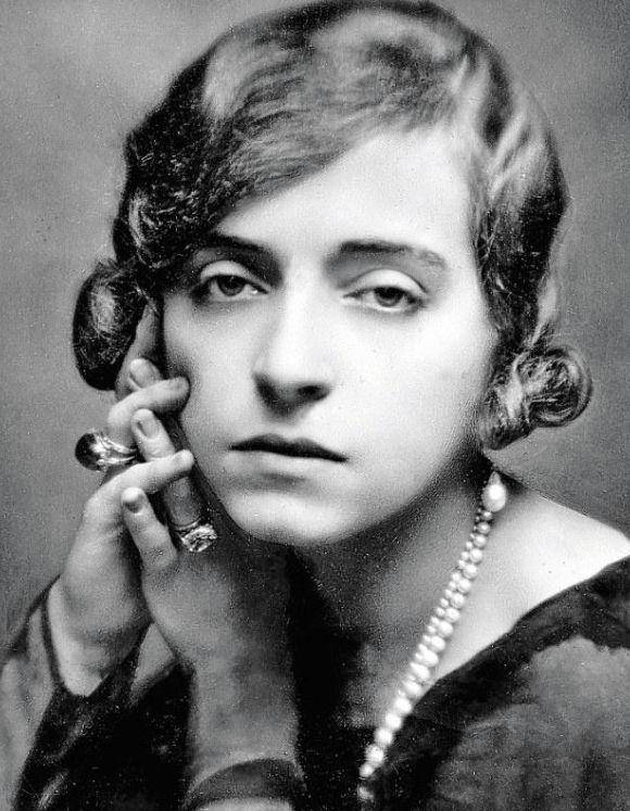 其次,就是那个被玛格丽特抱着怀里的盒子,里面满满装着的都是爱德华