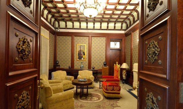 溥仪的伪满皇宫:富丽堂皇奢华无比,图9是婉容卧室里双人合欢床