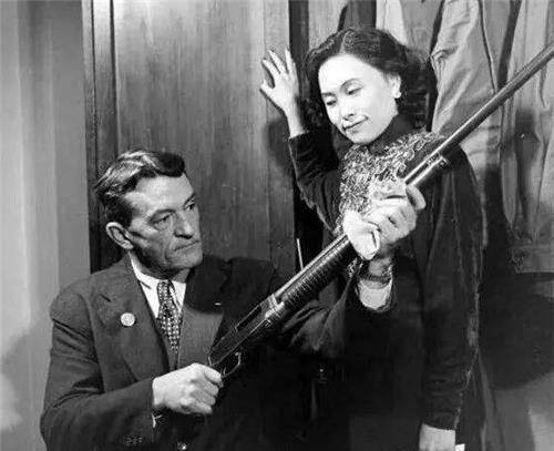 22岁中国女子嫁给55岁美国老头,移居美国后,协助8个人当上总统