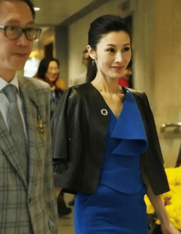 李嘉欣真被老公宠上天,穿红色西装 紧身裤,低调秀出"健美腿"