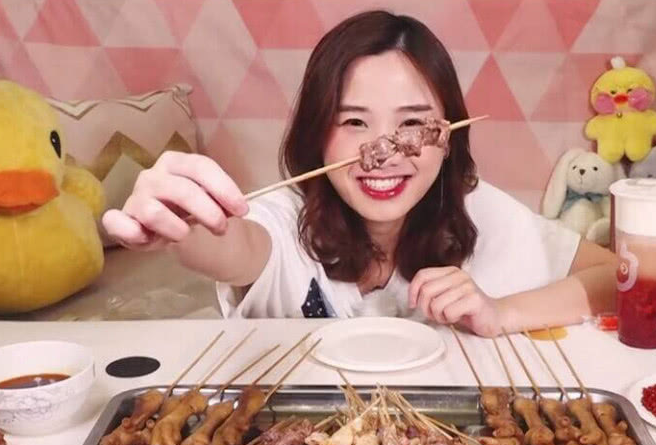 是大胃王来撸串,一顿可以吃下多少,结果谁都没想到_辣椒_烧烤摊_女生