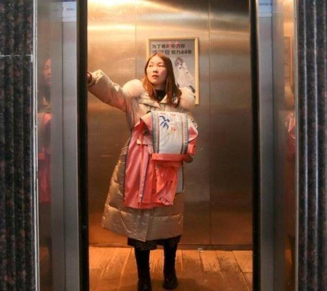 事后,女孩在淘宝店发出了一条长评,她讲述了自己