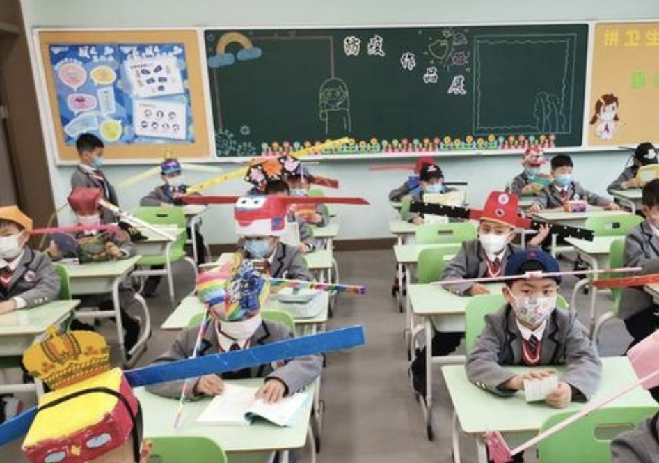 小学生"一米帽"上学萌翻网友:这样做,真能防止学生聚集?