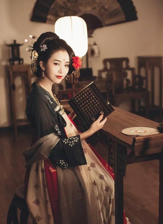 美女七任丈夫离奇死亡,无人再敢娶,她无奈写下一诗,被皇帝宠幸