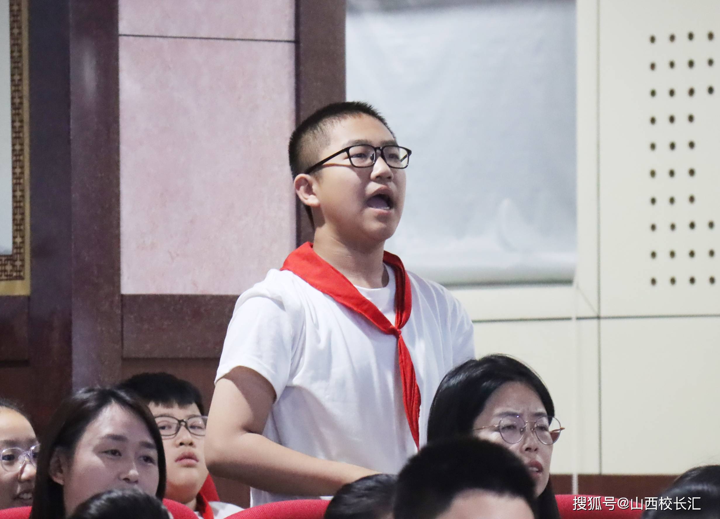 绿茵场上,栗老师为同学们带来了精彩的航模飞行表演,在他娴熟的操作下