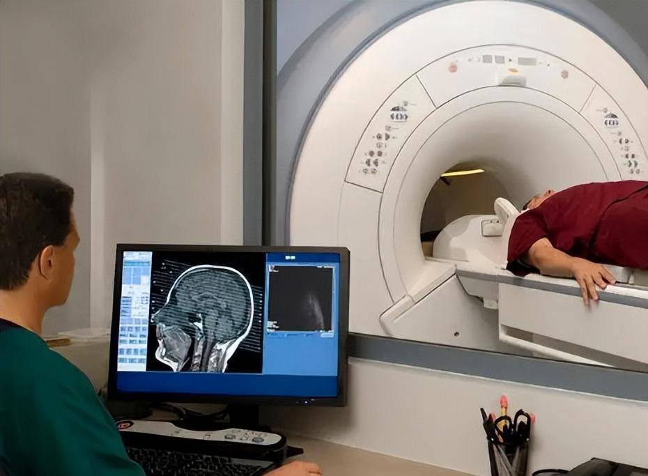 男子头痛以为脑肿瘤,开颅后恶臭液体流出,医生后背冷汗:误诊了