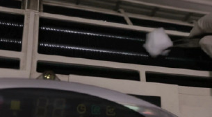 最简单的方法,就是用空调罩或者布盖着,这样就不用担心空调不用的时候