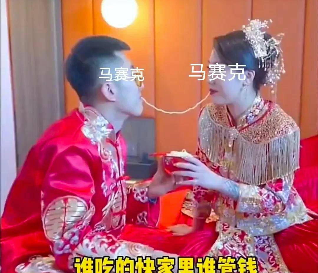 300斤新娘被抬进婚礼现场,感觉非常吃力!网友:拜金男冲钱去的