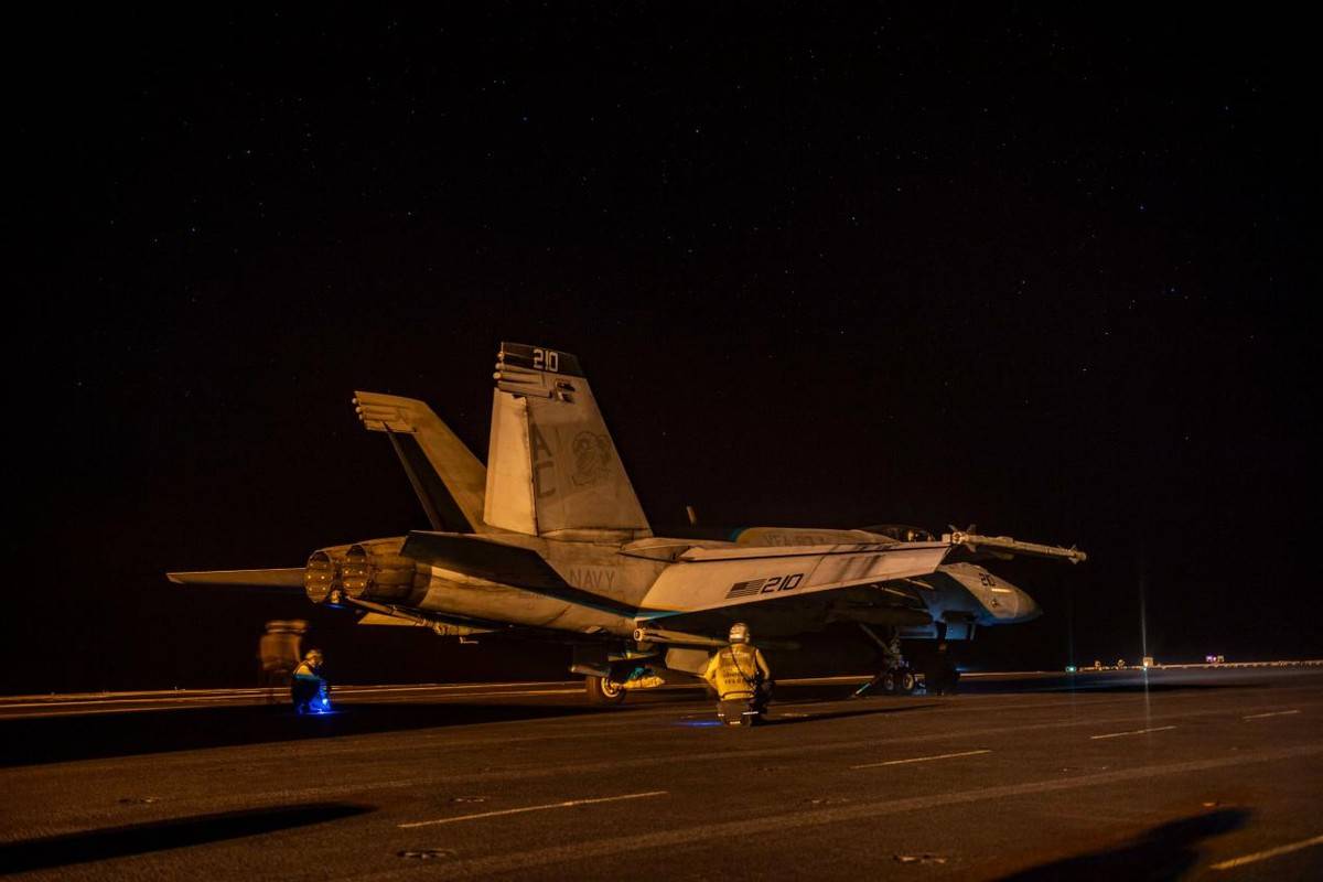 胡塞武装杀红眼,24小时内2次袭击美军航母,美国再不撤就晚了