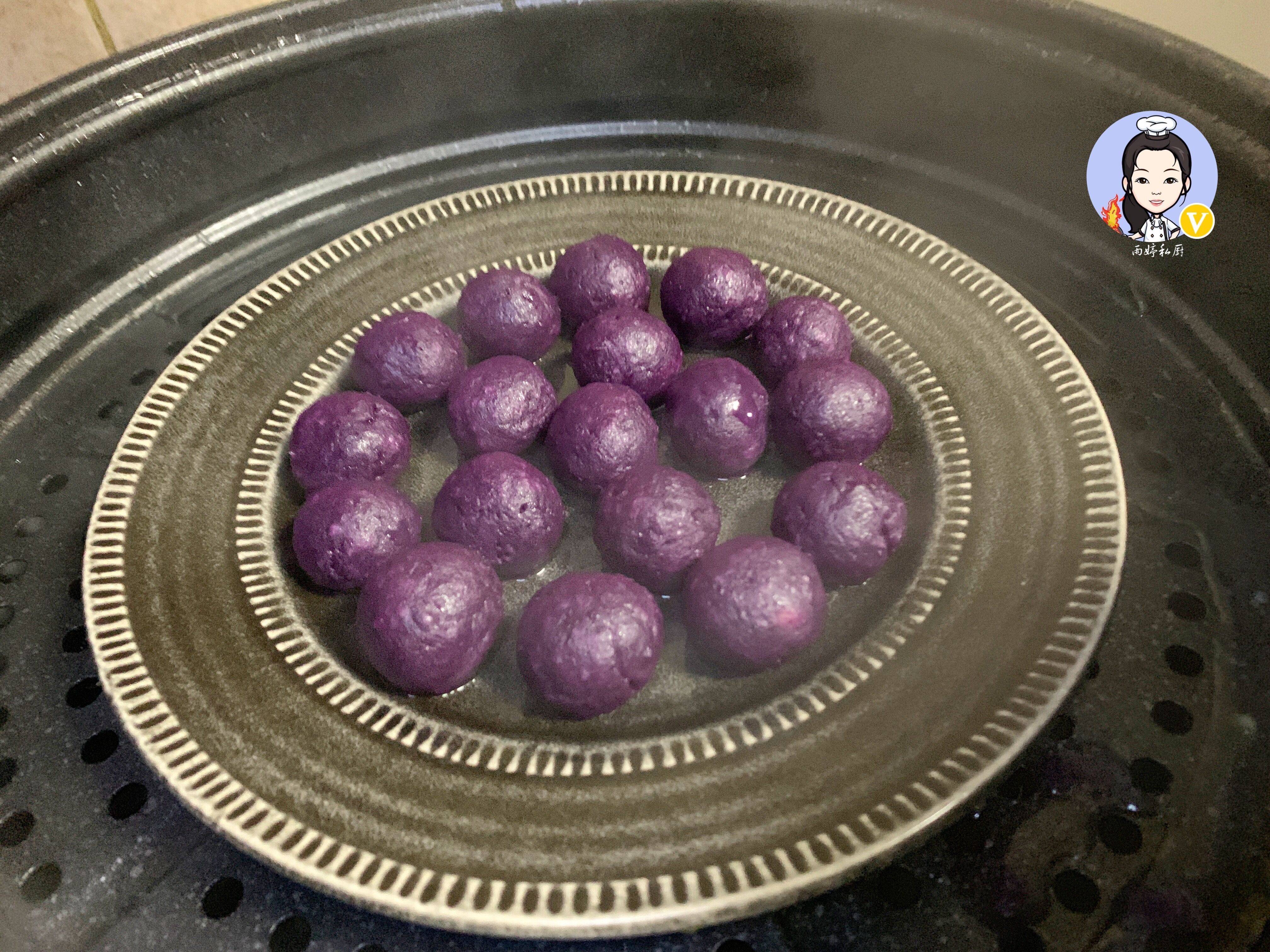 把紫薯面团分成小面剂子,分别揉成光滑的紫薯糯米丸子,放入盘中再次入