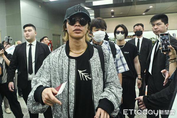 (图/记者李毓康摄)龟梨和也,上田龙也,中丸雄一3日约莫中午12点09分