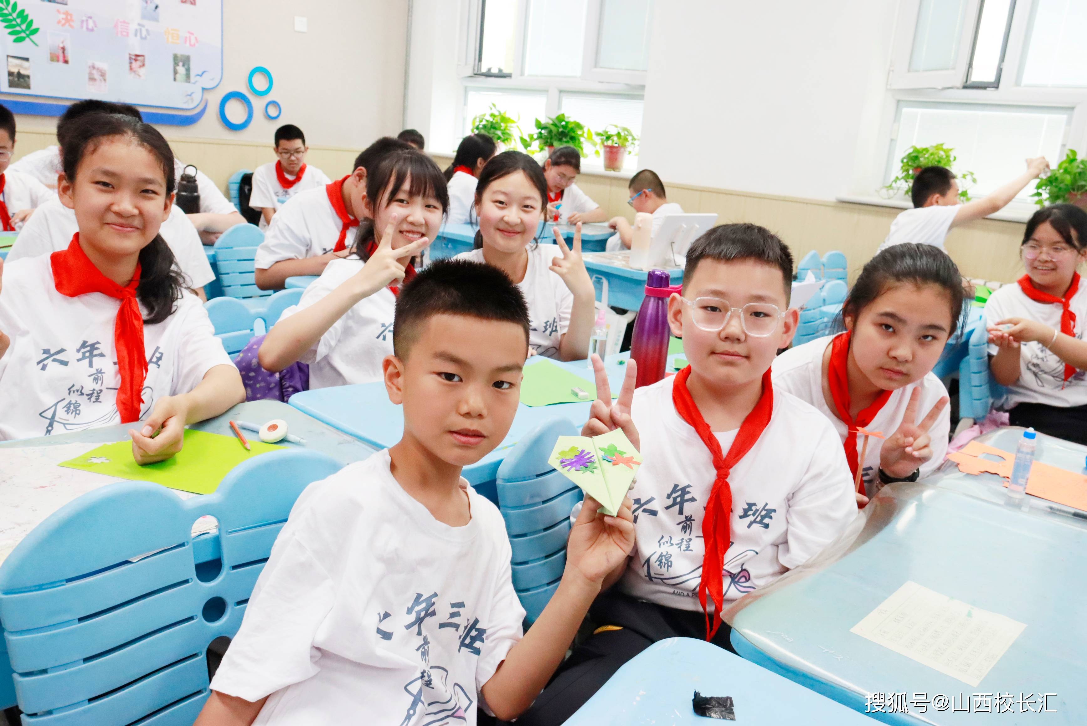 这道彩虹瀑布不仅留在了同学们的眼里,更在他们心中留下了一抹科学的