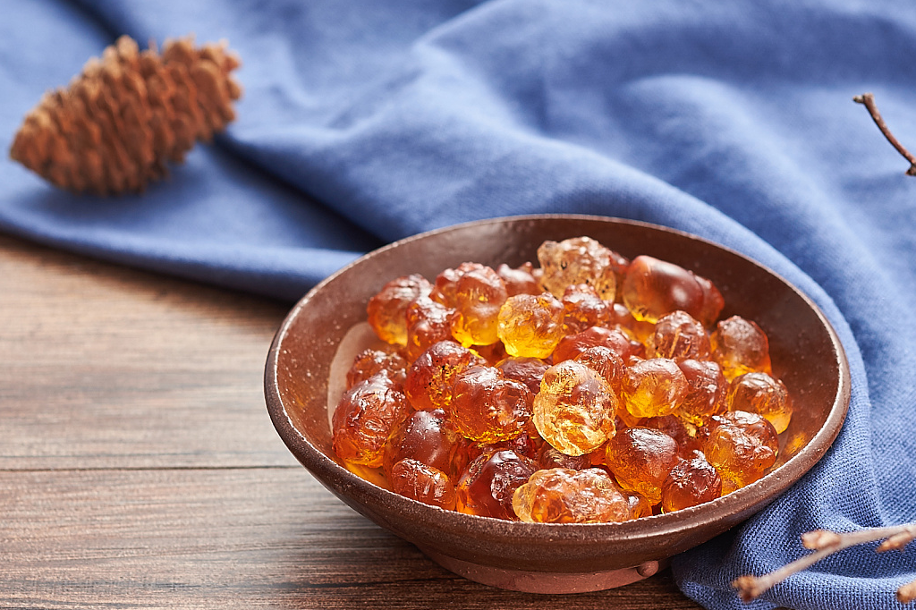 第一:桃胶桃胶是从桃树上分泌出来的天然胶,为蔷薇科植物桃或山桃等