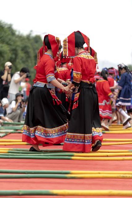 跳竹竿舞壮族和汉族的文化互相影响,交融的地方特别多.