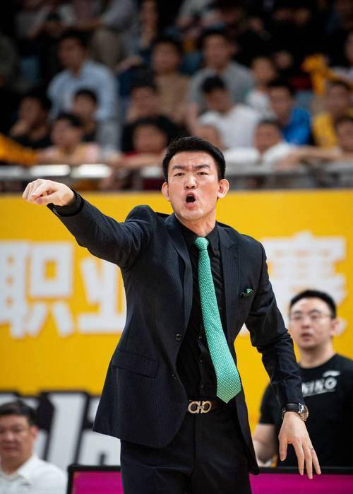 cba动态:广厦男篮迎新教练,辽宁队削减外援并续约付豪!