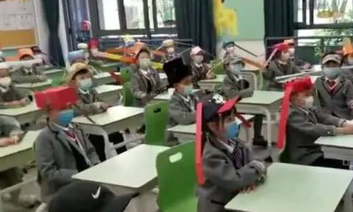 小学生"一米帽"上学萌翻网友:这样做,真能防止学生聚集?