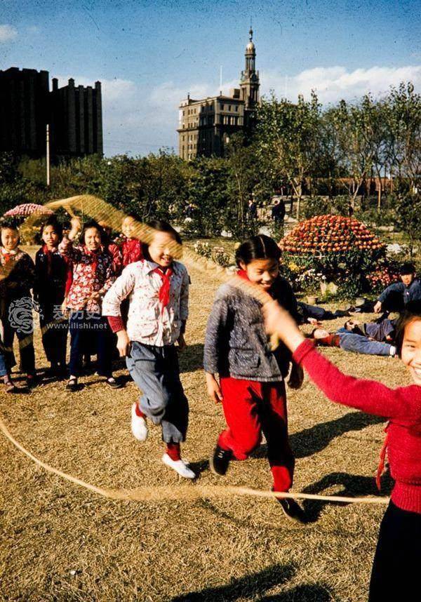 50年代上海人民公园里春游的人们留着记忆深处的美好回忆
