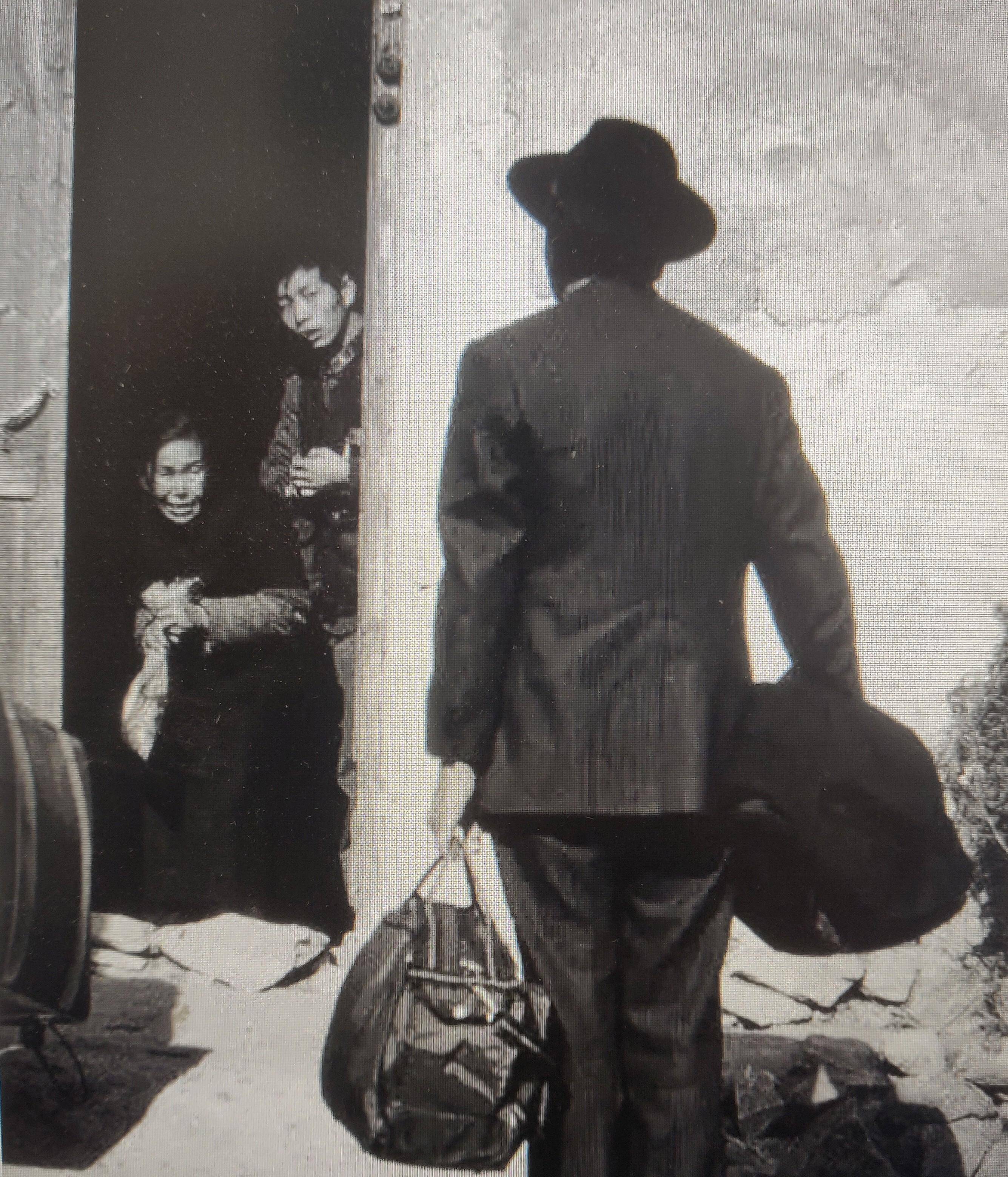 台湾老兵回乡探亲,睡在母亲床边,母亲:旁边睡的是谁?咋还不走