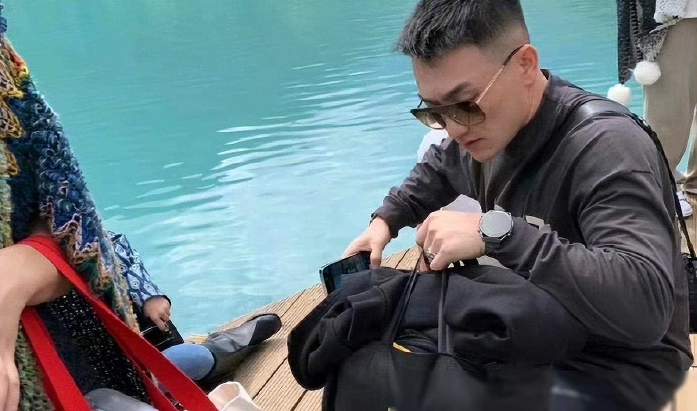 张馨予与老公骑行云南,好身材引关注,何捷疯狂拍照:老婆太美了