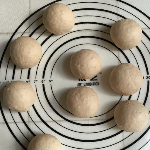 燕麦核桃面包,透着浓浓的燕麦的香气,非常田园风味的面包