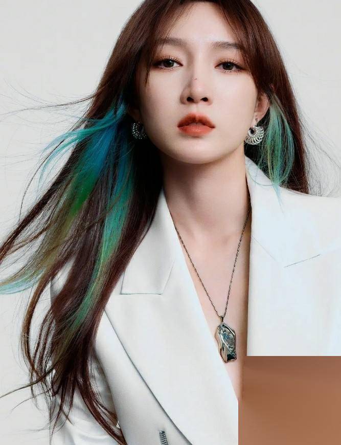 才华横溢孟佳,35岁写真,女神的美貌与才华,让人一见倾心!