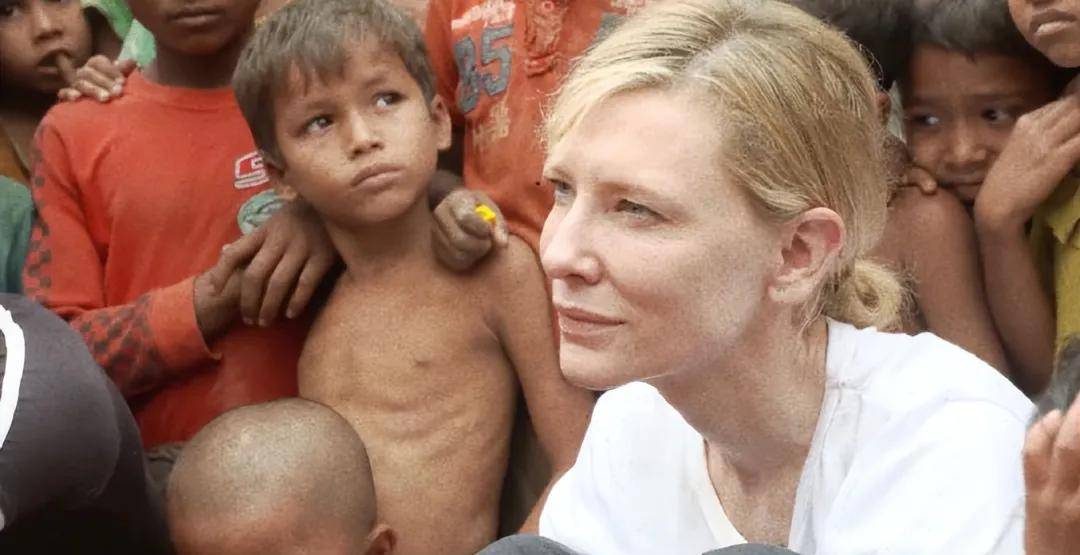 她在戛纳轻撩一下裙摆,突然现出一抹绿色,使她成为最受尊重的人