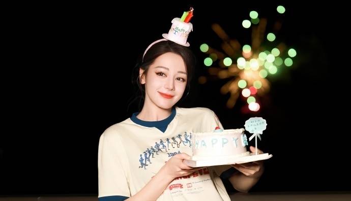 迪丽热巴分享生日宴会美照,肤白貌美惹人爱,捂嘴甜笑宛如初恋