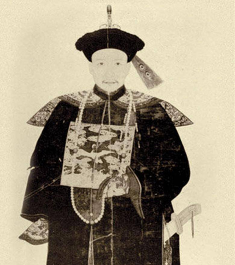 清朝最牛的大臣,朝堂之上公然怒斥和珅:你的手是用来抓钱的吧!